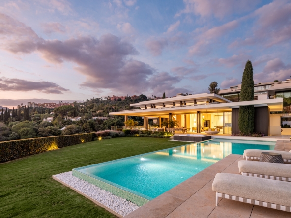 THE HILLS38